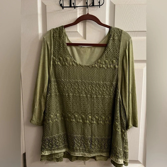 WOMEN’S~ GREEN ASYMMETRICAL BLOUSE~ - Picture 1 of 8